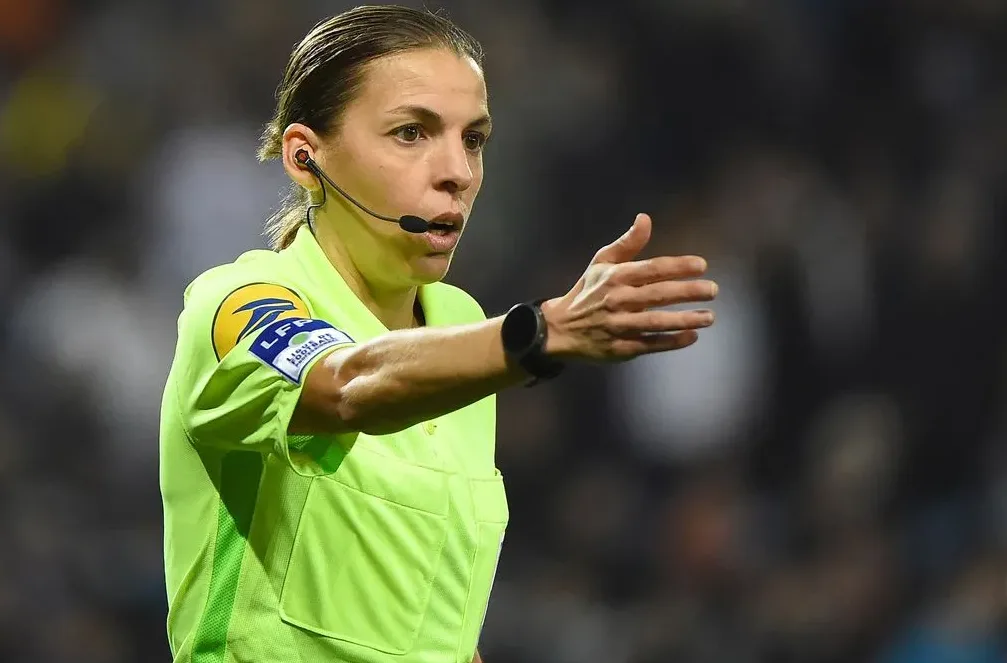 devenir arbitre de foot féminine